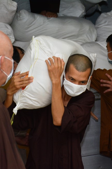 Continuing to support people in need in the Covid-19 pandemic of Hoang Phap Pagoda (series 4)